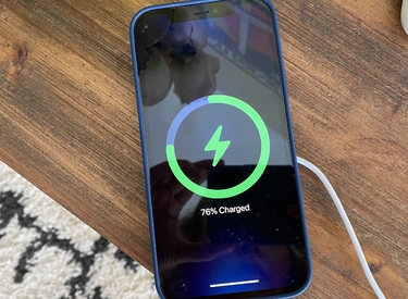 Apple xác nhận đang khắc phục sự cố sạc không dây iPhone 12