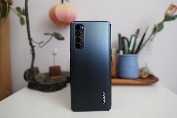 Ngày ra mắt cận kề, OPPO Reno5 Pro+ lộ ảnh trên tay sắc nét
